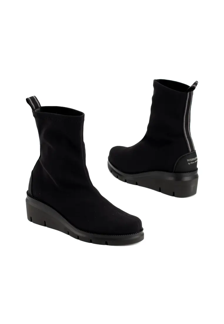 Botin de cuña y suela track en tejido impermeable tipo neopreno de la firma weekend by Pedro Miralles, es un botin calcetín super cómodo muy recomendado para tu dia a dia