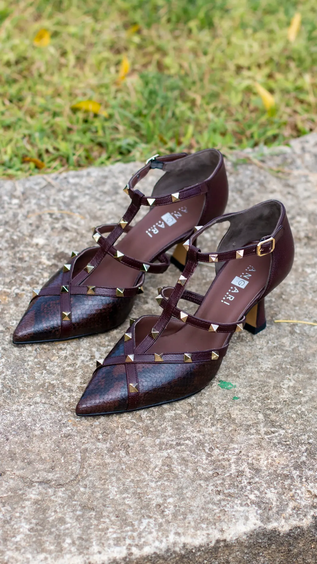 zapato-de-tacon-de-angari-tachas-manila-marron-10